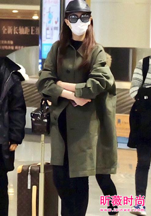 唐嫣机场街拍越穿越美 甜美帅气造型轻松驾驭