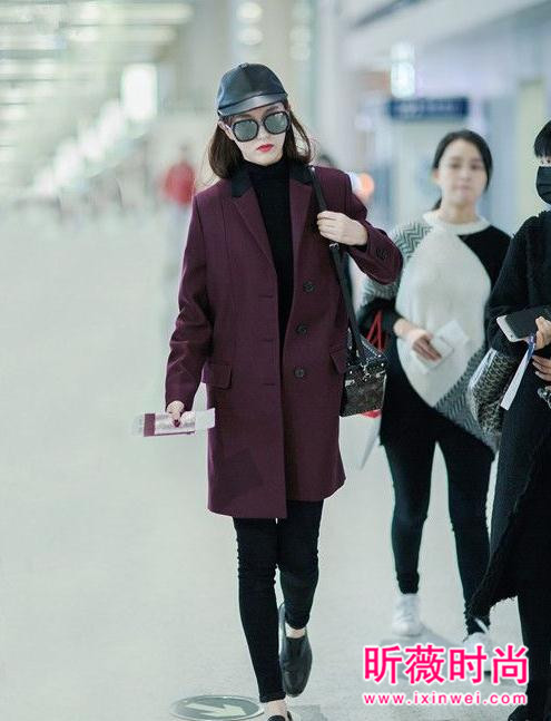 唐嫣机场街拍越穿越美 甜美帅气造型轻松驾驭