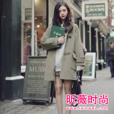 时尚牛角扣大衣街拍 简约大气满满的学院风 时尚牛角扣大衣街拍 简约大气满满的学院风