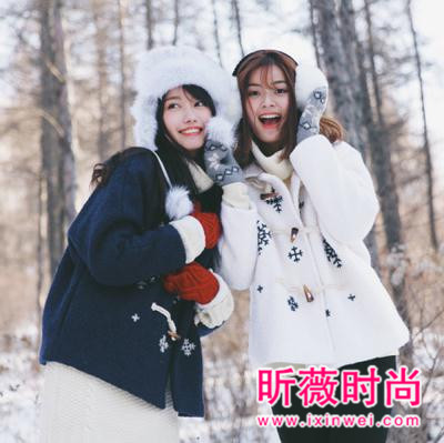 时尚牛角扣大衣街拍 简约大气满满的学院风 时尚牛角扣大衣街拍 简约大气满满的学院风