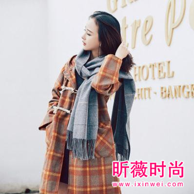时尚牛角扣大衣街拍 简约大气满满的学院风 时尚牛角扣大衣街拍 简约大气满满的学院风