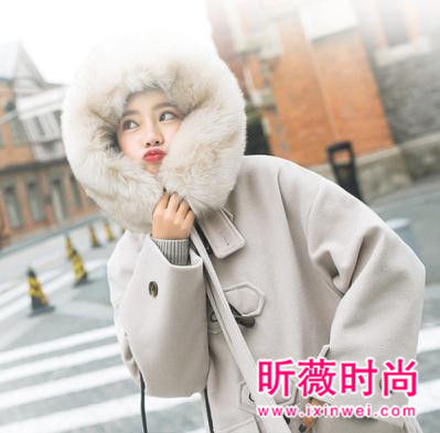时尚牛角扣大衣街拍 简约大气满满的学院风 时尚牛角扣大衣街拍 简约大气满满的学院风