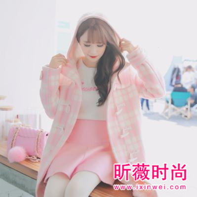 时尚牛角扣大衣街拍 简约大气满满的学院风 时尚牛角扣大衣街拍 简约大气满满的学院风