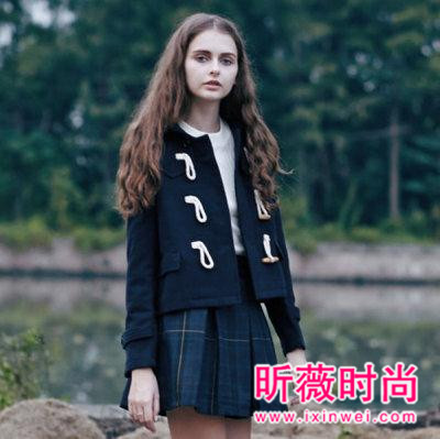 时尚牛角扣大衣街拍 简约大气满满的学院风 时尚牛角扣大衣街拍 简约大气满满的学院风