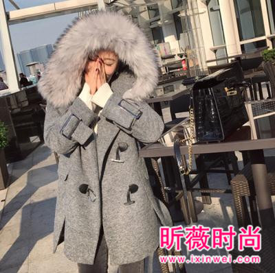 时尚牛角扣大衣街拍 简约大气满满的学院风 时尚牛角扣大衣街拍 简约大气满满的学院风