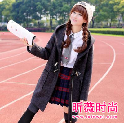 时尚牛角扣大衣街拍 简约大气满满的学院风