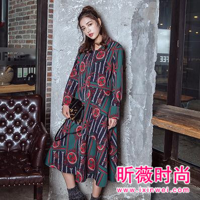 冬季连衣裙搭配示范 新穿搭连衣裙做内衬才美