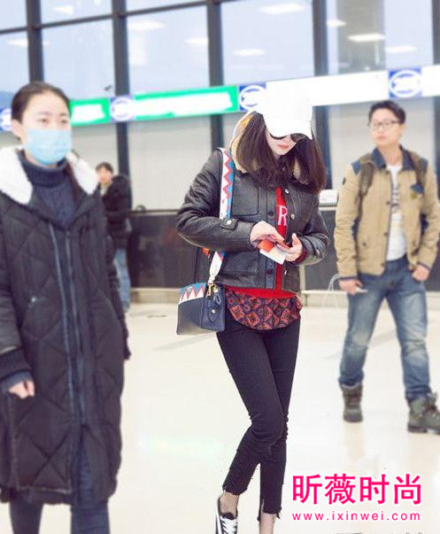 华语女星最新机场街拍 刘亦菲驼色风衣攻气十足
