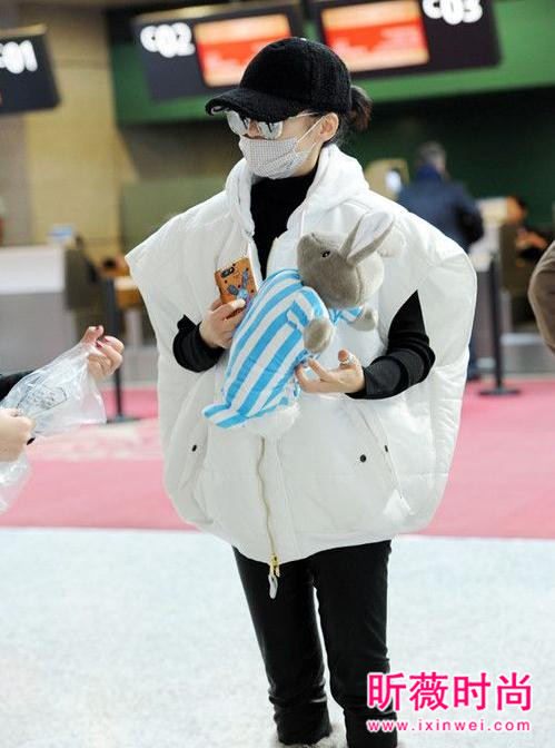 华语女星最新机场街拍 刘亦菲驼色风衣攻气十足