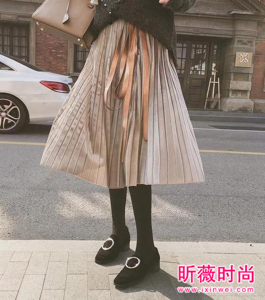 春季流行什么服饰单品？穿对长裙显高又优雅