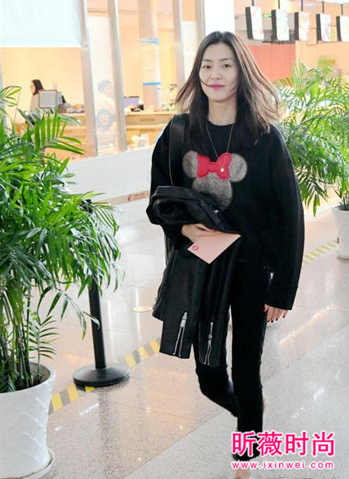 杨幂刘雯教你早春搭配 时尚卫衣配长裤正合适