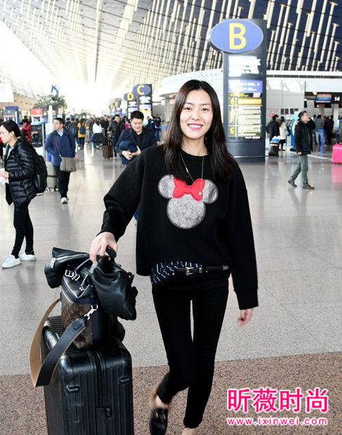 杨幂刘雯教你早春搭配 时尚卫衣配长裤正合适