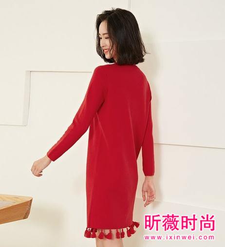 春季时尚连衣裙搭配 是盛开的桃花一朵朵