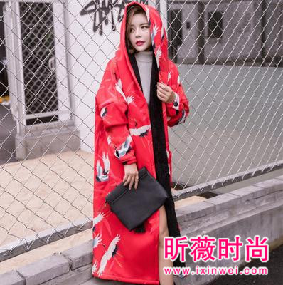 率性风衣搭配破洞牛仔裤 简约百搭款式最时髦