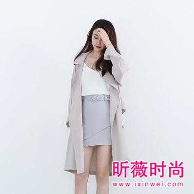 率性风衣搭配破洞牛仔裤 简约百搭款式最时髦