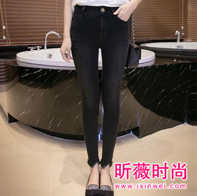 率性风衣搭配破洞牛仔裤 简约百搭款式最时髦