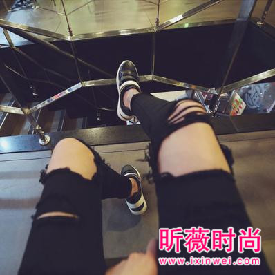 率性风衣搭配破洞牛仔裤 简约百搭款式最时髦