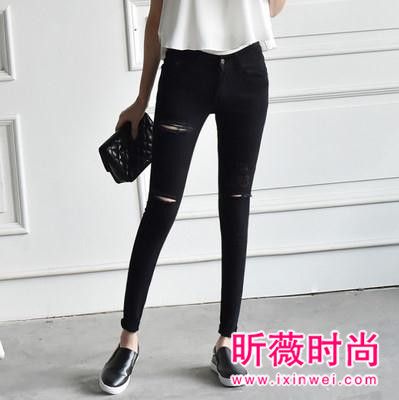 率性风衣搭配破洞牛仔裤 简约百搭款式最时髦