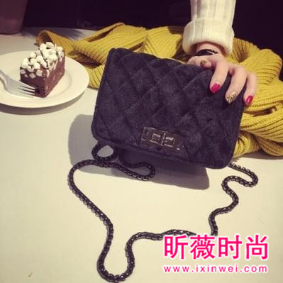 平价斜跨式小包包 轻松搞定冬季搭配