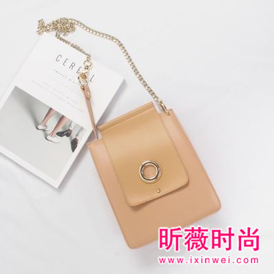 平价斜跨式小包包 轻松搞定冬季搭配