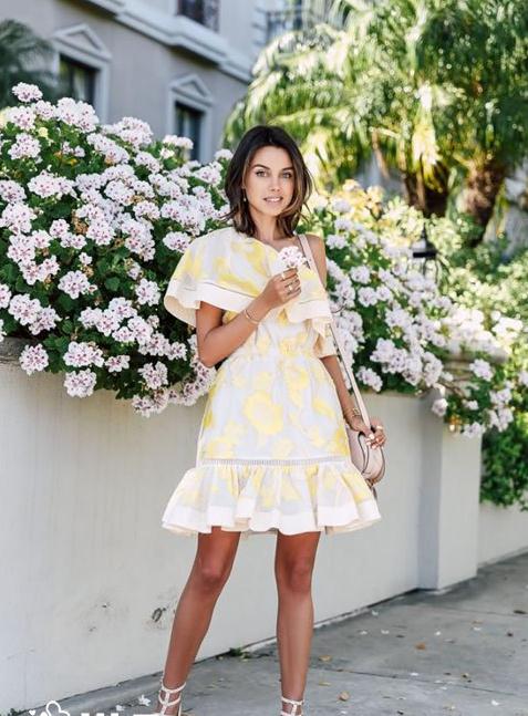 夏季褶饰边连衣裙穿搭 这些穿搭让你时尚一夏