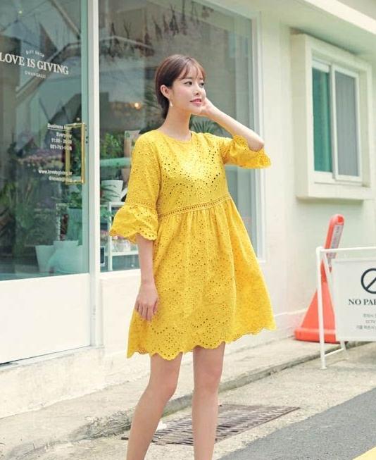 新款黄色连衣裙搭配 让你出街亮眼时髦还显白