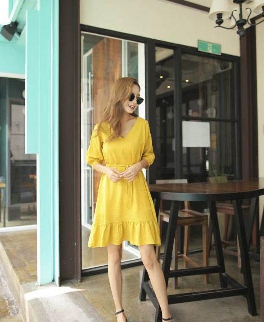 新款黄色连衣裙搭配 让你出街亮眼时髦还显白