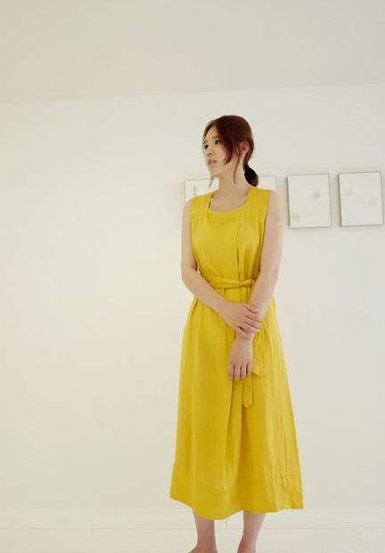 新款黄色连衣裙搭配 让你出街亮眼时髦还显白