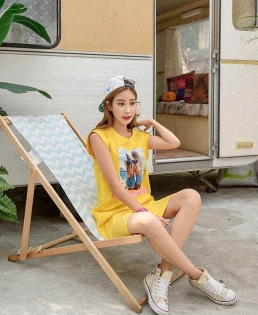 新款黄色连衣裙搭配 让你出街亮眼时髦还显白