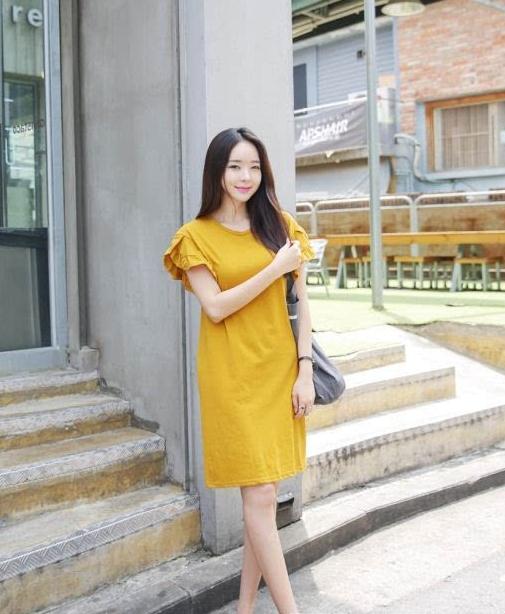 新款黄色连衣裙搭配 让你出街亮眼时髦还显白