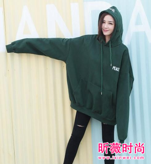 春季女式卫衣穿搭示范 青春减龄穿出时尚范儿