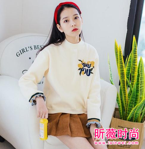 春季女式卫衣穿搭示范 青春减龄穿出时尚范儿 春季女式卫衣穿搭示范 青春减龄穿出时尚范儿