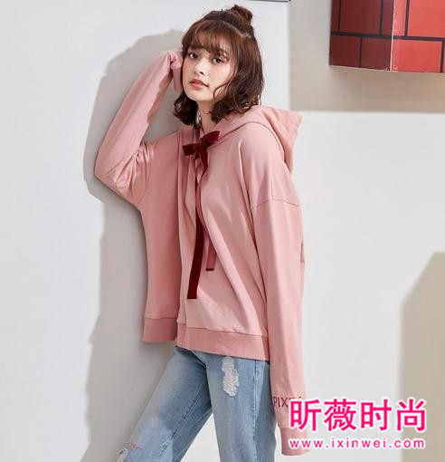 春季女式卫衣穿搭示范 青春减龄穿出时尚范儿 春季女式卫衣穿搭示范 青春减龄穿出时尚范儿