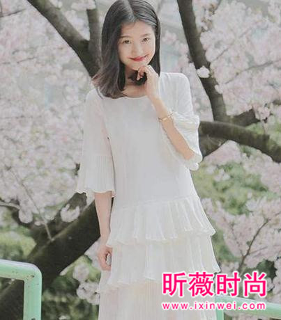 2017流行浪漫荷叶边裙子 搭配时髦大衣逛街约会走起 2017流行浪漫荷叶边裙子 搭配时髦大衣逛街约会走起