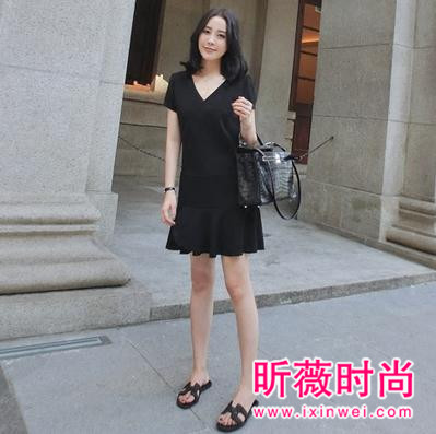 春季时髦的小黑裙 穿上小黑裙秒变女神