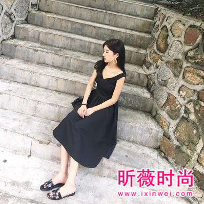 春季时髦的小黑裙 穿上小黑裙秒变女神