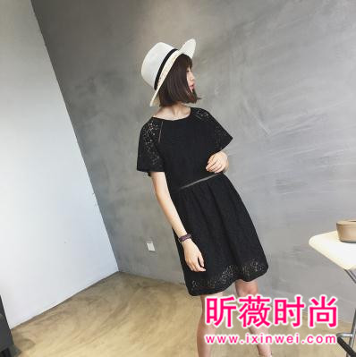 春季时髦的小黑裙 穿上小黑裙秒变女神