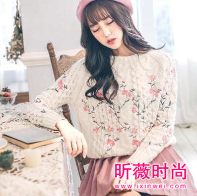 2017套上撞色毛衣 时尚舒适温暖韩范儿十足