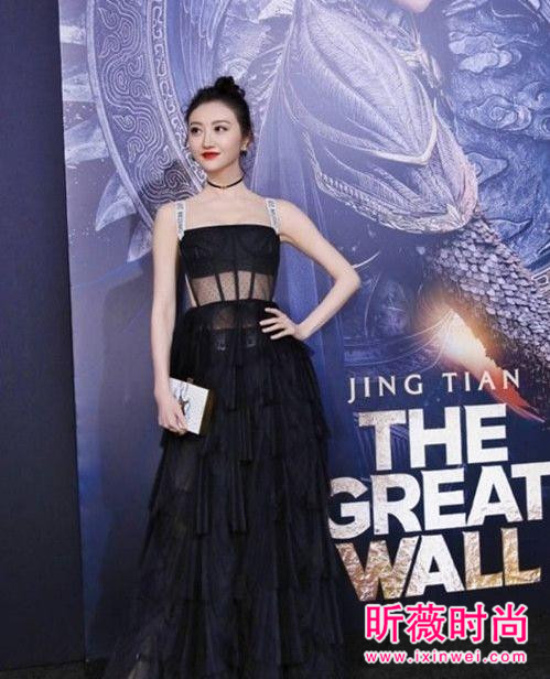 张艺谋《长城》全球首映 景甜镂空裙性感秀不停