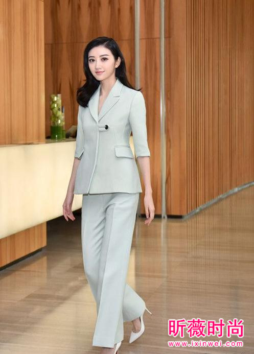 张艺谋《长城》全球首映 景甜镂空裙性感秀不停