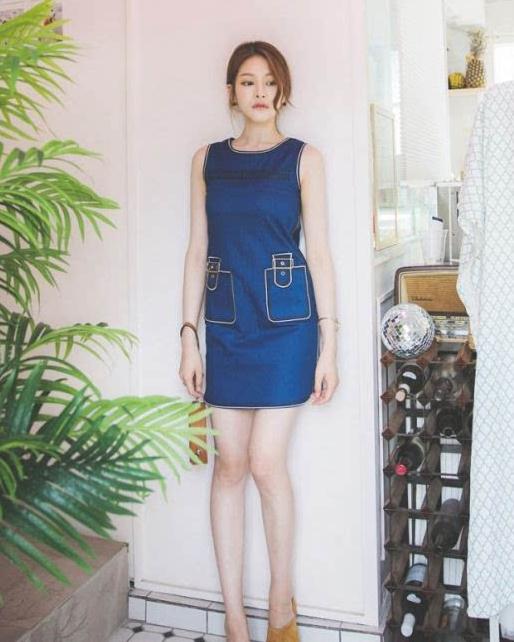 夏季蓝色连衣裙搭配 这些时尚搭配带你美的发光