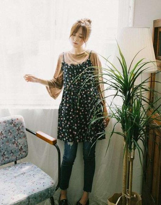 碎花吊带裙如何搭配？复古田园风打造文艺范