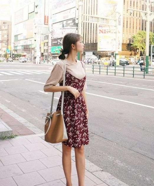 碎花吊带裙如何搭配？复古田园风打造文艺范