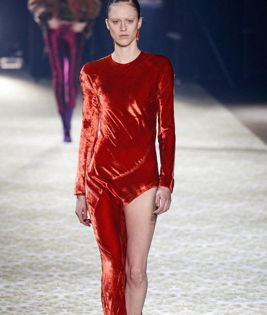 明星超模都在穿天鹅绒 秋冬必备的时尚流行单品