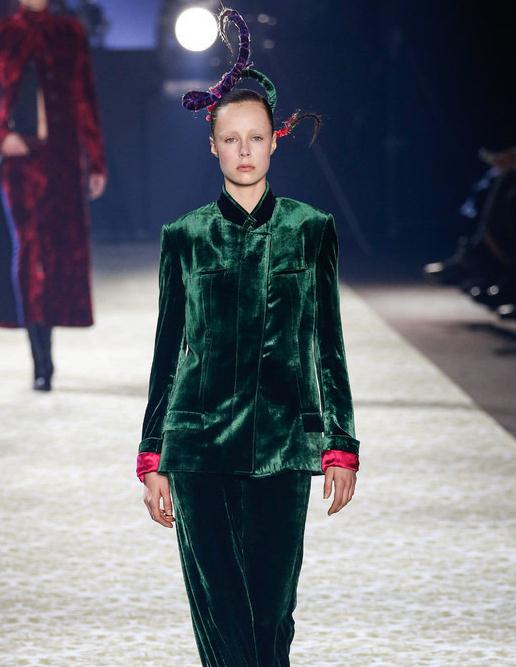 明星超模都在穿天鹅绒 秋冬必备的时尚流行单品