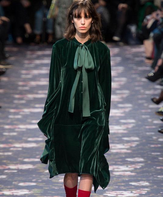 明星超模都在穿天鹅绒 秋冬必备的时尚流行单品