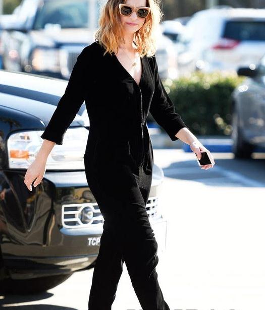 明星超模都在穿天鹅绒 秋冬必备的时尚流行单品