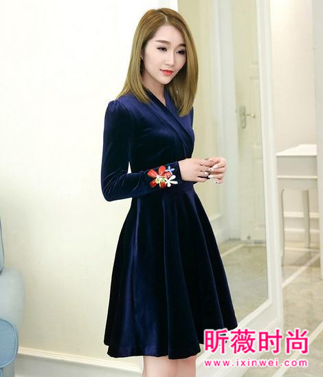 潮流时尚丝绒裙搭配 高端路线气质实力派