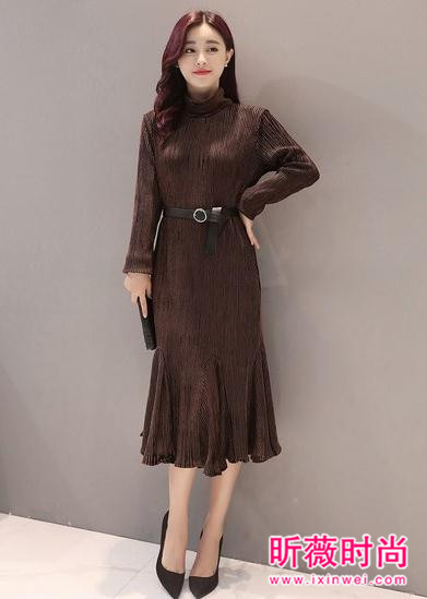 潮流时尚丝绒裙搭配 高端路线气质实力派