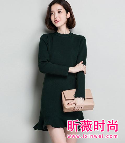 谁说暗色调不能有浪漫气质？时尚暗色系服装搭配